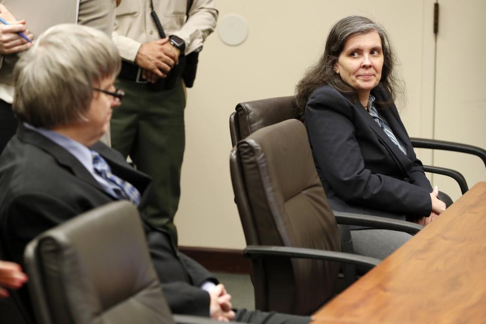 David Turpin y su esposa Louise al presentarse ante una corte en California, acusados de tortura y abuso contra sus 13 hijos. (EFE)