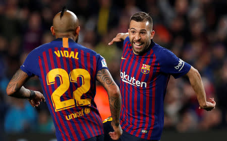 Foto del sábado del defensor del Barcelona Jordi Alba celebrando junto a Arturo Vidal tras anotar ante Real Sociedad. Abr 20, 2019 REUTERS/Albert Gea