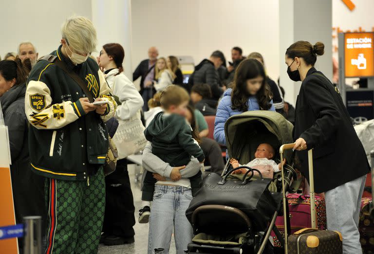 Todo listo para partir, Rufina tiene abrazado a Amancio mientras esperan para subir al avión 