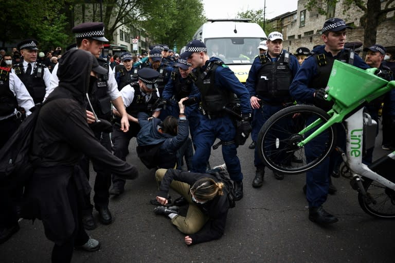 In London hat die Polizei bei Protesten gegen die Verlegung von Migranten zur anschließenden Abschiebung nach Ruanda mehr als 40 Aktivisten festgenommen. (HENRY NICHOLLS)