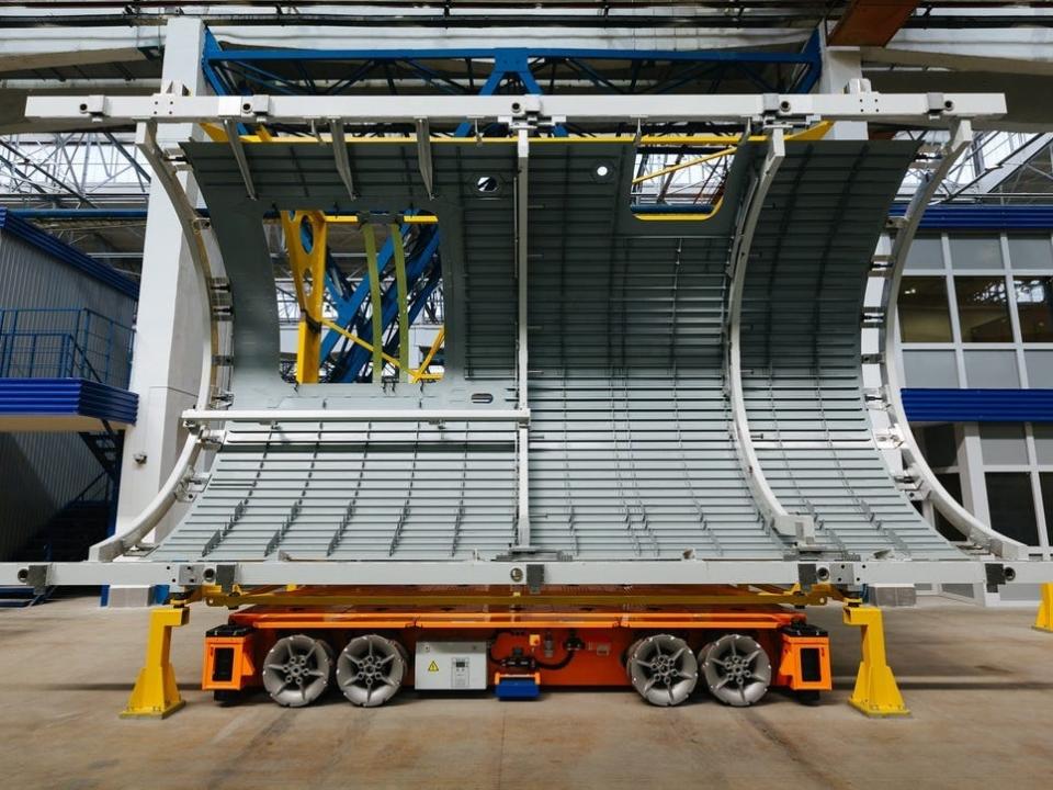 The fuselage panel of the MS-21 aircraft at the station of the new assembly line.