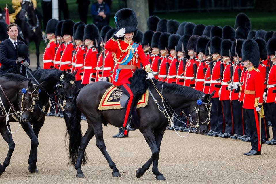 El duque de Cambridge en uniforme lidera la revisión del coronel