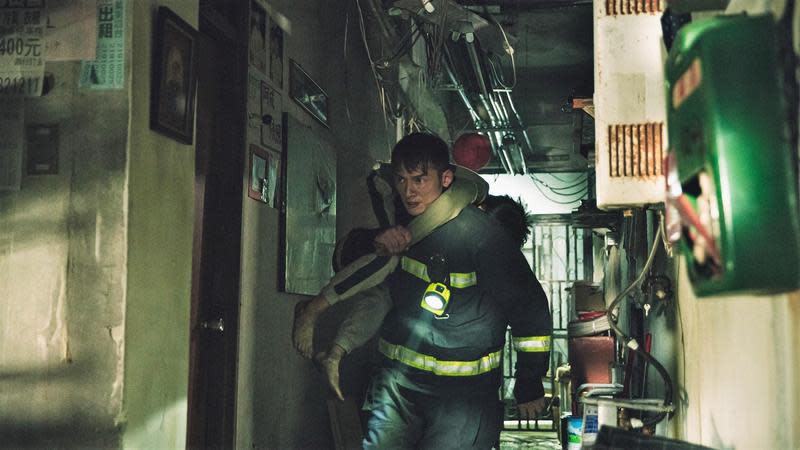 溫昇豪在《火神的眼淚》中出入火場肩扛命危男孩。（公視提供）
