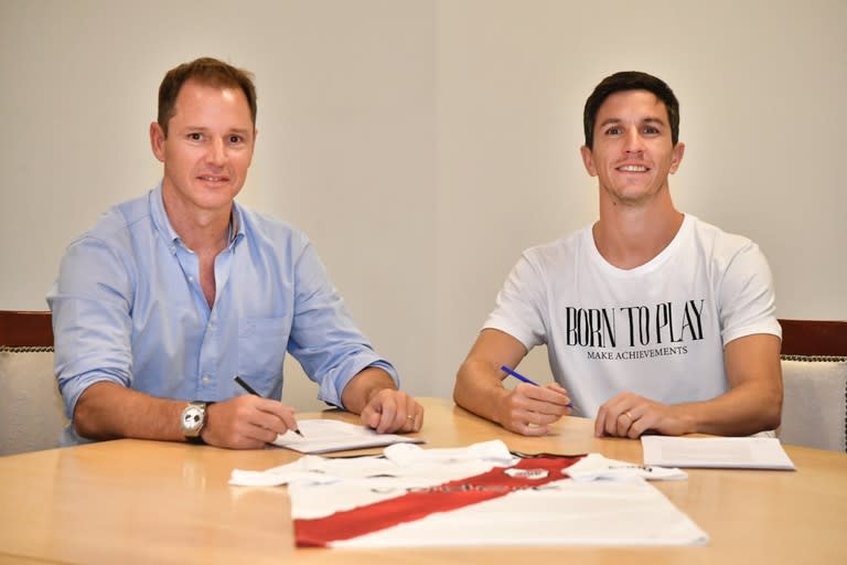 Ignacio Fernández junto al presidente de River, Jorge Brito, en la firma de su contrato tras su paso por Brasil