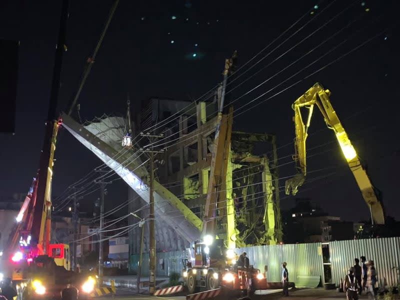 鷹架倒塌在附近電線上，遠看彷彿懸空傾斜45度。（圖／翻攝自我是中壢人臉書）