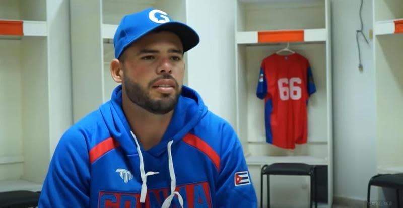古巴隊26歲替補捕手布里耶多（Ivan Prieto）未跟著搭機返國，研判為本屆經典賽首位叛逃球員。（翻攝自YouTube）