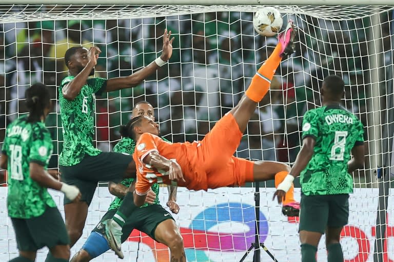 L'attaquant ivoirien Sébastien Haller au milieu de la défense nigériane en finale de la Coupe d'Afrique des nations le 11 février 2024 à Abidjan. Il a inscrit le but de la victoire 2-1 (FRANCK FIFE)