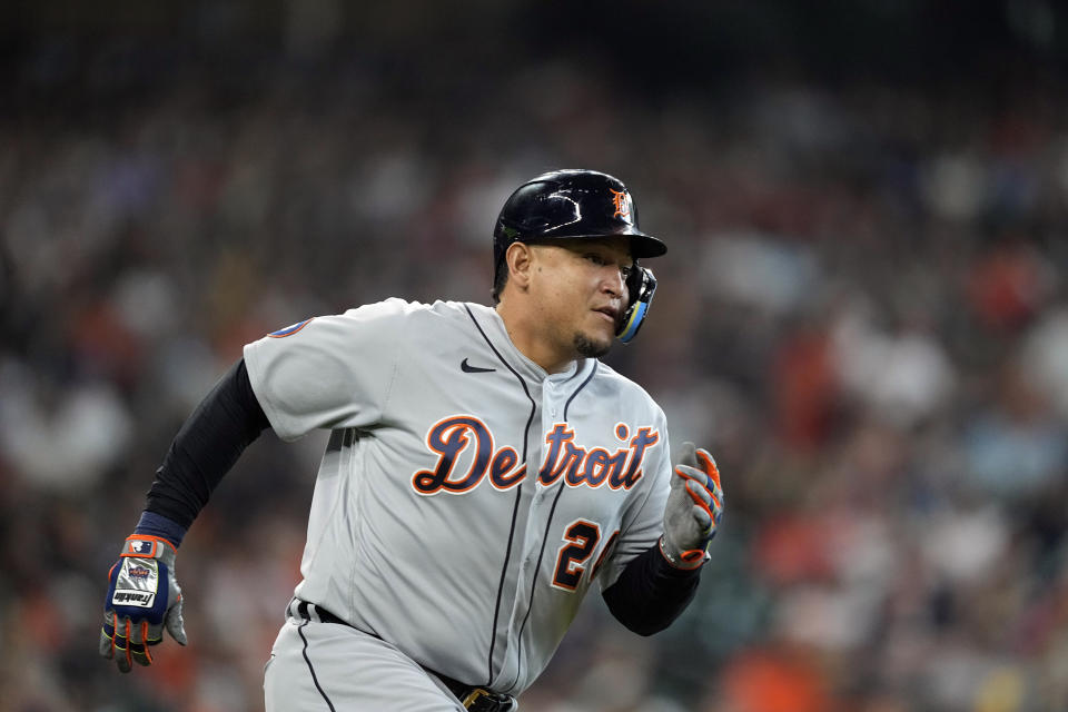 El venezolano Miguel Cabrera, de los Tigres de Detroit, recorre las bases tras conectar un doblete en el juego del sábado 7 de mayo de 2022, ante los Astros de Houston. Fue el doblete número 600 en la carrera de Cabrera (AP Foto/David J. Phillip)