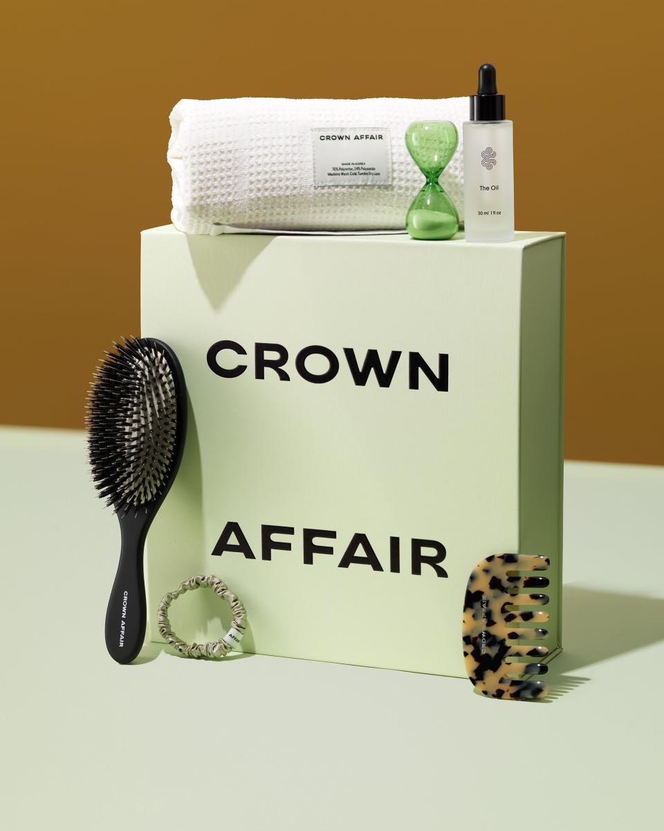 <p><a href="https://go.redirectingat.com?id=74968X1596630&url=https%3A%2F%2Fwww.crownaffair.com%2Fproducts%2Fthe-set&sref=https%3A%2F%2Fwww.harpersbazaar.com%2Fbeauty%2Fmakeup%2Fg4421%2Fbeauty-gifts%2F" rel="nofollow noopener" target="_blank" data-ylk="slk:Shop Now;elm:context_link;itc:0;sec:content-canvas" class="link ">Shop Now</a></p><p>The Set</p><p>crownaffair.com</p><p>$220.00</p><span class="copyright">Crown Affair</span>