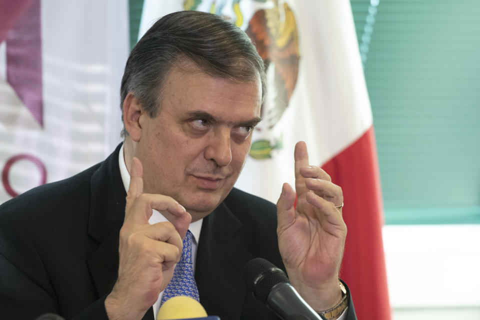 El canciller mexicano Marcelo Ebrard habla en una rueda de prensa después de reunirse con cancilleres centroamericanas el viernes 27 de septiembre del 2019 en Nueva York. (AP Photo/Mark Lennihan)