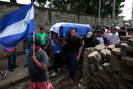Relatives and friends carry the casket of Jose Esteban Sevilla Medina, who died during clashes with pro-government supporters in Monimbo, Nicaragua July 16, 2018. REUTERS/Oswaldo Rivas
