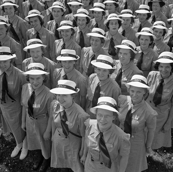 A new entry of members of the Women’s Royal Canadian Naval Service (W.R.C.N.S.) at H.M.C.S. CONESTOGA, Galt, Ont., July 1943.