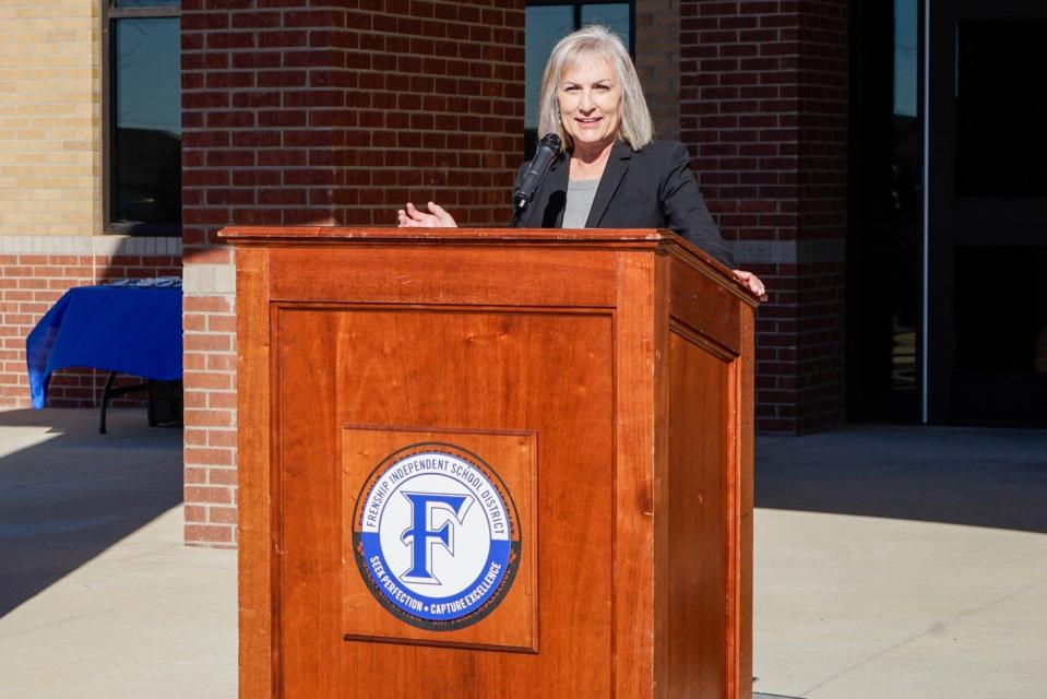 La superintendente Michelle McCord habla el miércoles 25 de septiembre de 2024 en Lubbock. Los funcionarios del Distrito Escolar Independiente Frenship cortaron el listón de la Escuela Primaria Ridgewood.