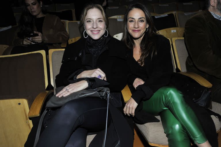 Carla Peterson y Eleonora Wexler, sonrientes para la foto en una velada muy emotiva y especial para el cine nacional