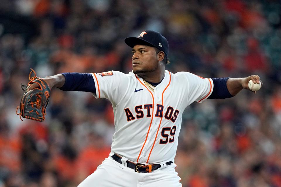 El lanzador abridor de los Astros, Framber Valdez, lanza durante la primera entrada contra los Tigres el sábado 7 de mayo de 2022 en Houston.