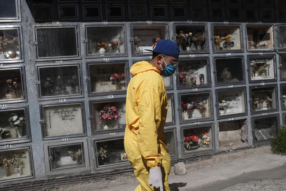 Un hombre con equipo de protección camina en el cementerio general durante una cuarentena obligatoria para evitar más contagios por el nuevo coronavirus en La Paz, Bolivia. (AP Foto/Juan Karita)