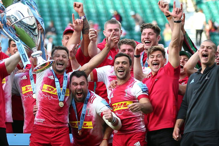 Martín Landajo, en el centro del festejo de Harlequins en Twickenham; el club de Londres obtuvo por segunda vez la liga Premiership, de Inglaterra, al derrotar por 40-38 a Exeter Chiefs en la final.