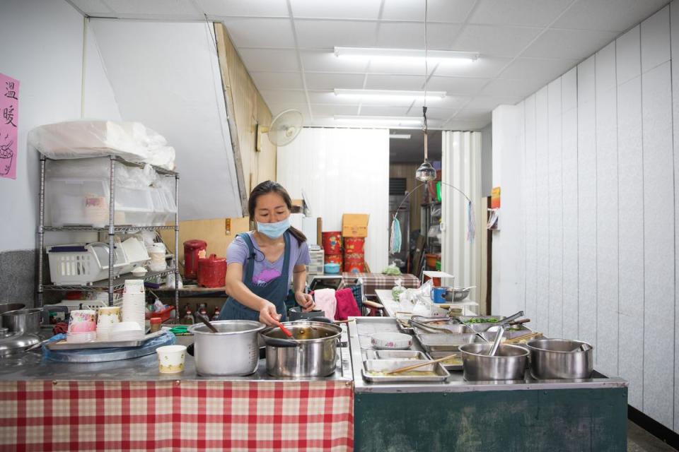 位在阿水兄菜攤旁的「王太太自助餐」的食材就是就近跟阿水兄菜攤選買，每到用餐時段，王太太的女兒阿瑜就在店後的巷內一道一道現炒，午飯時間一到，開始出現排隊點菜人潮，也常有開著「黑頭仔車」的老闆來包便當，「這裡的菜色很家常，充滿媽媽味。」