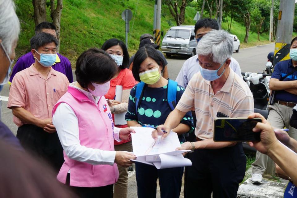 立委楊瓊瓔爭取闢建規劃后里風鼓崎步道，十五日邀集相關單位官員會勘，在現場磋商規劃設計，獲得同意認養，水保局也允諾補助相關工程經費。（記者陳榮昌攝）