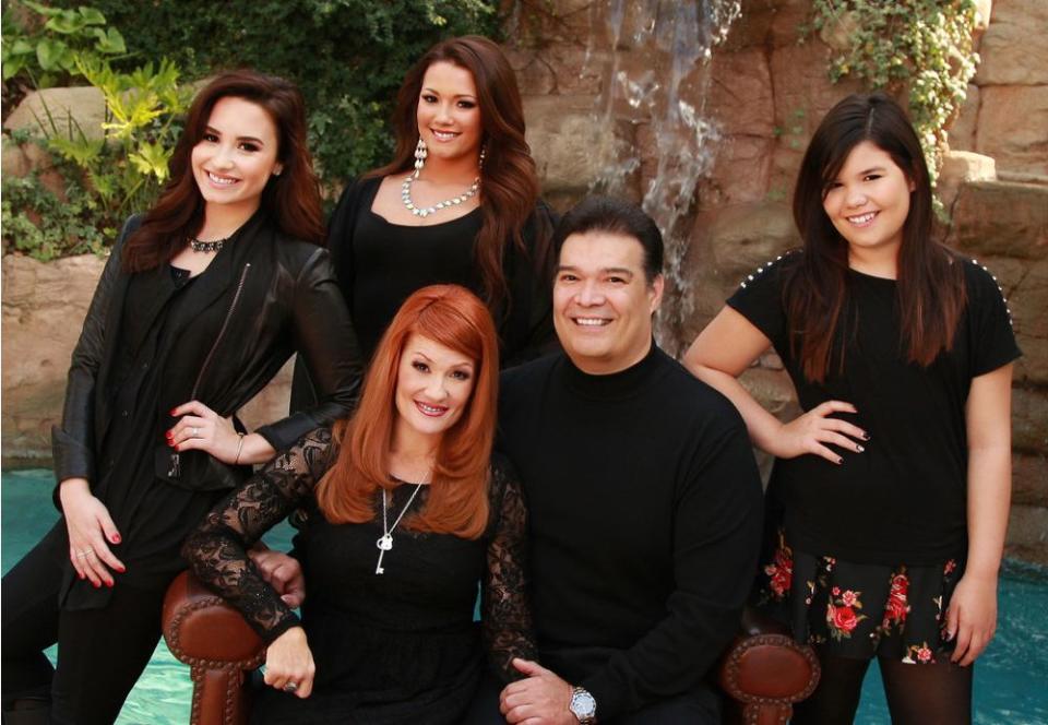 Dianna De La Garza and husband Eddie in 2012 with their daughters, from left: Demi, Dallas and Madison