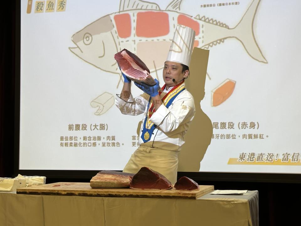 台南富信大飯店主廚吳俊傑介紹黑鮪魚各部位的特色。（記者施春瑛攝）