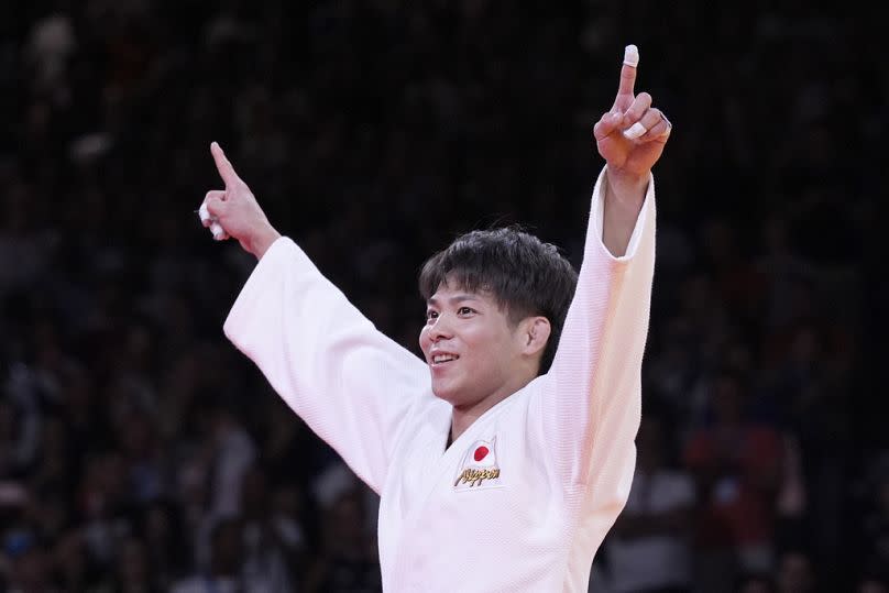 El japonés Hifumi Abe celebra su victoria frente al brasileño Willian Lima durante su combate final masculino de 66 kg en judo por equipos 