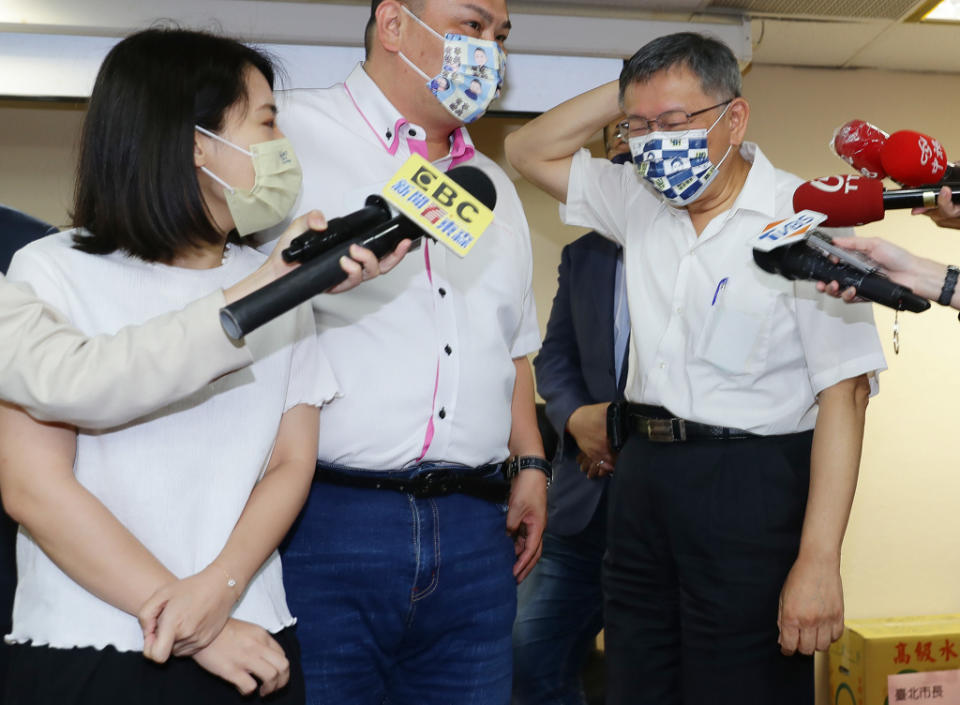 台北市長柯文哲（右）27日到市議會，市議員徐巧芯（左）當場開酸他要被告了，讓他顯露出一臉不置可否的表情。（季志翔攝）