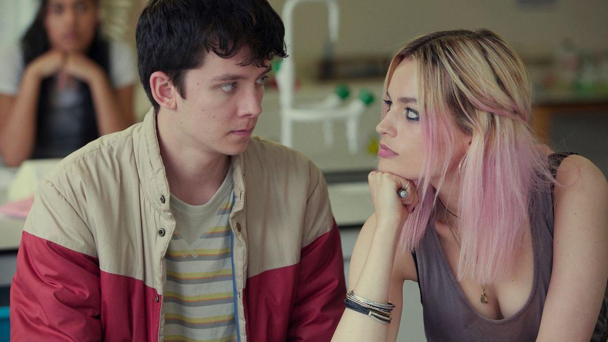 Asa Butterfield y Emma Mackey en Sex Education.