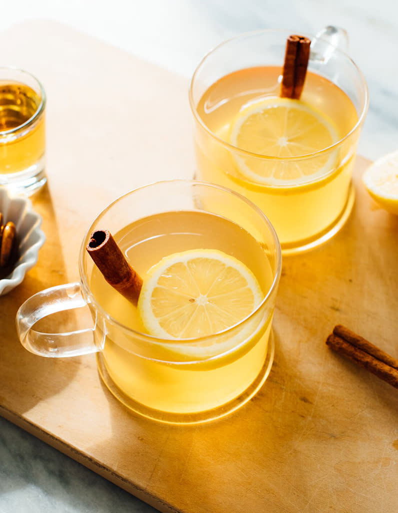 <p>Le Hot Toddy, traditionnellement à base de whisky, miel et jus de citron, est bien plus qu’une simple boisson de fêtes. Dans les pays anglo-saxons, les Hot Toddies sont très populaires en raison de leurs bienfaits pour la gorge, et sont parfois même bus en tant que sirop maison ! En effet, le citron et le miel sont bien connus pour diminuer l’intensité des maux de gorge. Le whisky, quant à lui, a des propriétés anti-inflammatoires, même si ce dernier reste bien entendu, à consommer avec modération. Les Hot Toddies se dégustent généralement en famille, autour d’une partie de cartes, ou de la cheminée.</p><p>Découvrir la recette <a href="https://cookieandkate.com/classic-hot-toddy-recipe/" rel="nofollow noopener" target="_blank" data-ylk="slk:ici;elm:context_link;itc:0;sec:content-canvas" class="link ">ici</a></p><br>