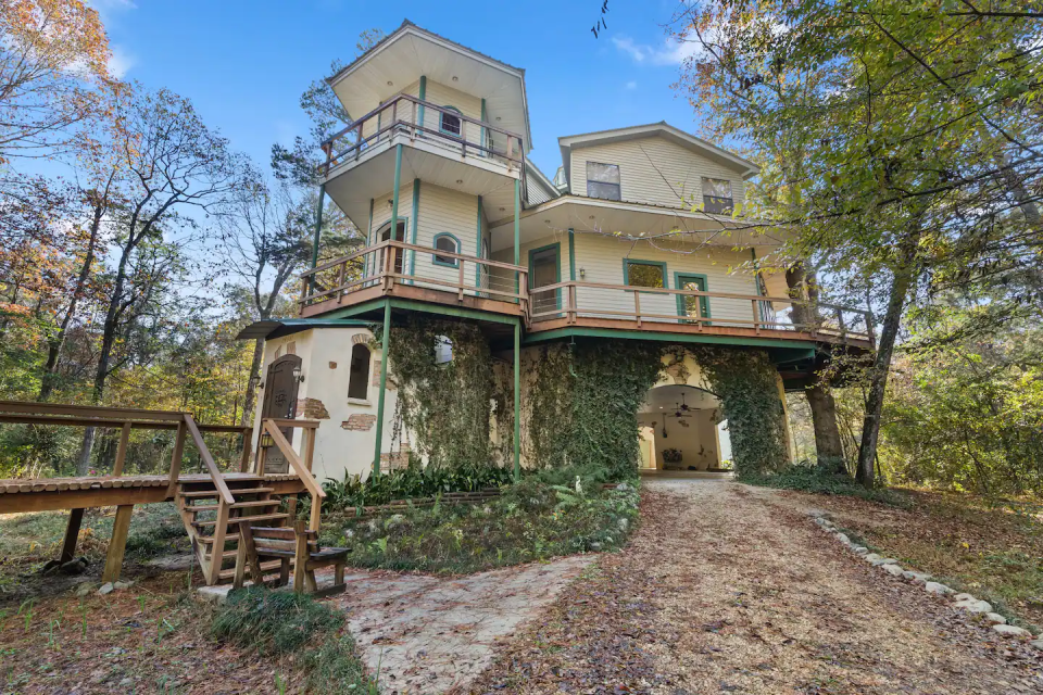 This three-story river paradise is a great vacation rental for entertaining. Located in Folsom this home features three bedrooms, two and a half baths and sleeps up to six guests comfortably.