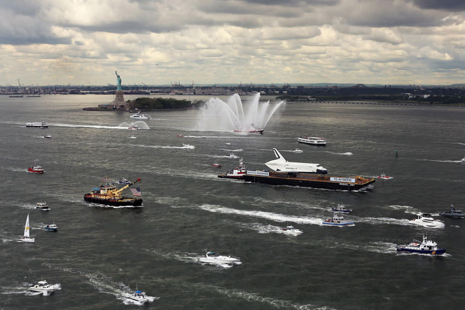 Una flotilla rodea el transbordador espacial Enterprise a su paso por el río Hudson mientras es transportado al Museo del Aire y del Espacio en Nueva York. (Photo by Spencer Platt/Getty Images)