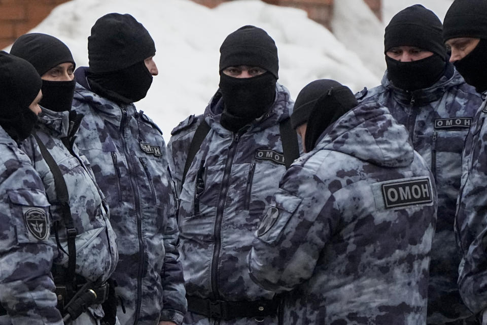 Policías antimotines protegen las inmediaciones de la iglesia del icono de la Madre de Dios Alivia mi sufrimiento, en Moscú, Rusia, el 1 de marzo de 2024. (AP Foto)