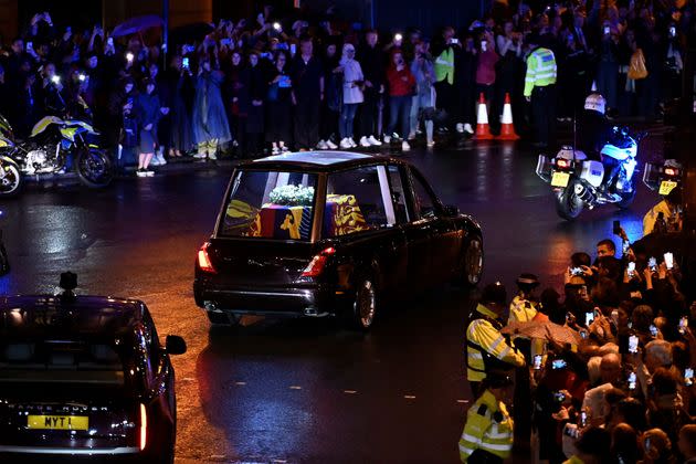 The crowd gather to watch the coffin. (Photo: LOIC VENANCE/AFP via Getty Images)