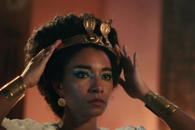 ▲網飛（Netflix）劇情紀錄片「埃及艷后（Queen Cleopatra）」，找來英國非裔女演員愛黛兒出演克麗奧佩脫拉七世，引發爭議後連埃及旅遊與古文物部都發聲，強調克麗奧佩脫拉七世擁有「淺色皮膚與希臘化特徵」。（圖／翻攝自Netflix）