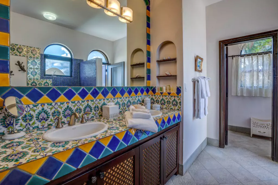 <p>He aquí uno de los cuartos de baño, con una decoración muy colorida. (Airbnb) </p>
