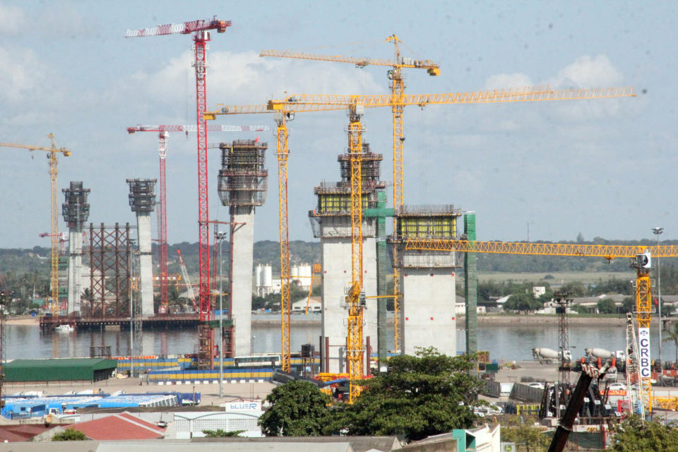 Cranes constructing the Katembe suspension bridge in gas-rich Mozambique's capital Maputo.  (Photo: picture alliance via Getty Images)