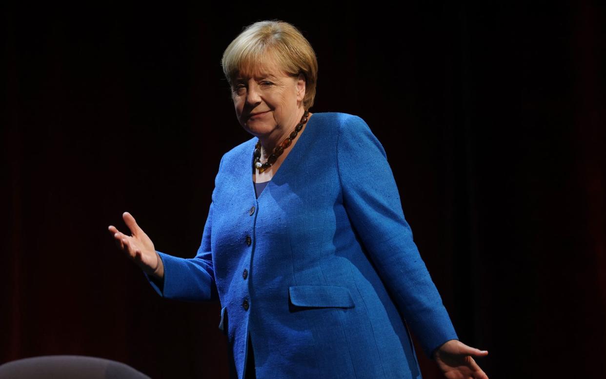 Entspannt und humorvoll gab sich Ex-Kanzlerin Angela Merkel beim ersten großen Auftritt in der Öffentlichkeit nach dem Ende ihrer Kanzlerschaft. (Bild: Sean Gallup / Getty Images)