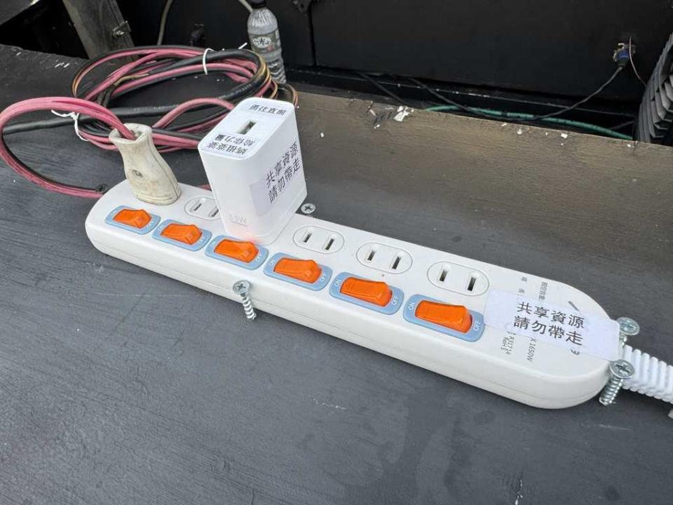 原PO提供充電線跟充電器給香燈腳的手機充電，結果回程6小時，只剩下一個充電器。(翻攝自白沙屯媽祖全球徒步聯誼會FB)