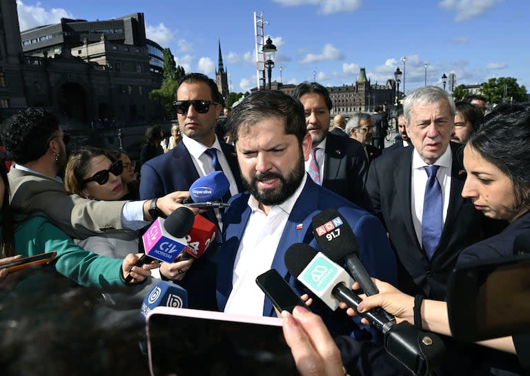 El presidente de Chile, Gabriel Boric, habla con la prensa durante su última gira europea