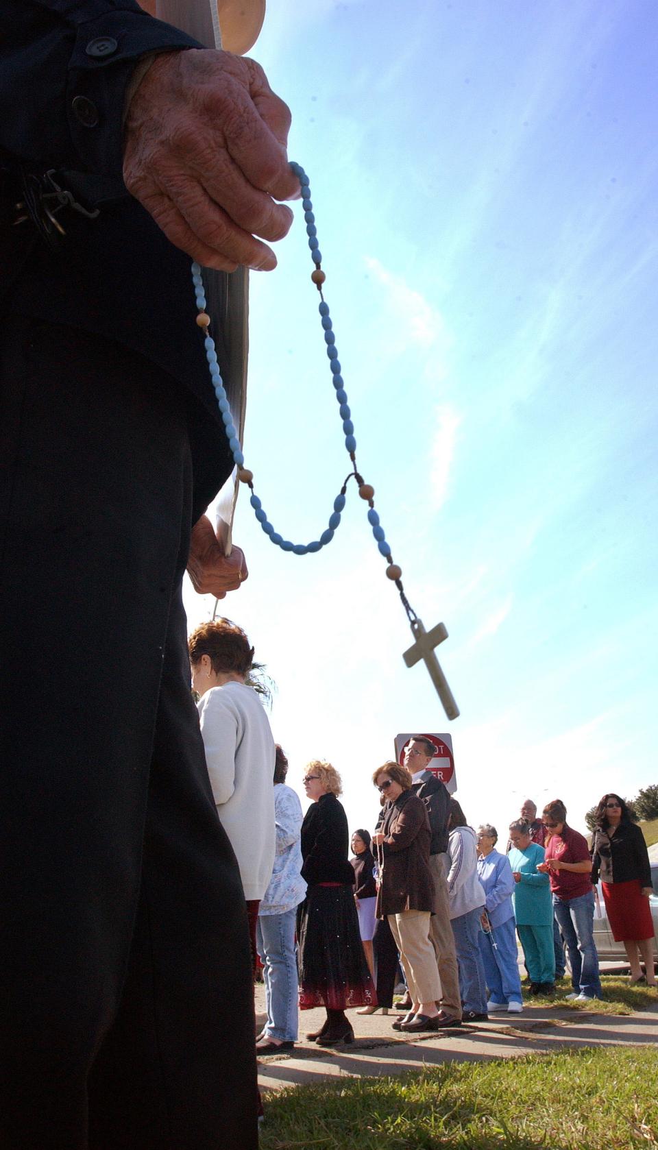 About 200 anti-abortion protesters surround the abortion clinic on Morgan Avenue in Corpus Christi on Jan. 24, 2006, to mark the anniversary of Roe v. Wade.