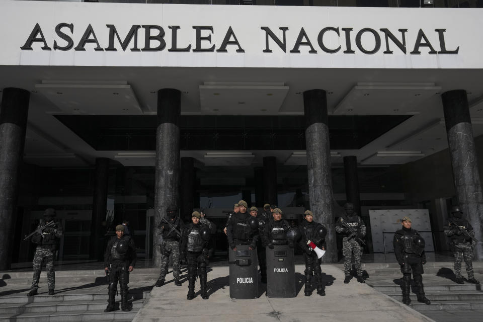 Las fuerzas de seguridad custodian la Asamblea Nacional en Quito, Ecuador, el miércoles 17 de mayo de 2023. (AP Foto/Dolores Ochoa)