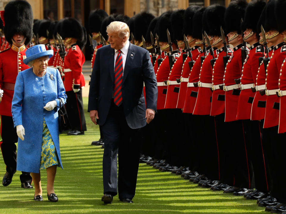 Das Treffen von Queen Elizabeth II. und Donald Trump lief nicht reibungslos. (Bild-Copyright: Matt Dunham/AFP)