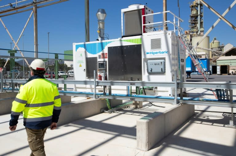 Un empleado camina por una planta de hidrógeno verde en la localidad española de Lloseta, en la isla mediterránea de Mallorca, el 12 de abril de 2023 (Jaime Reina)