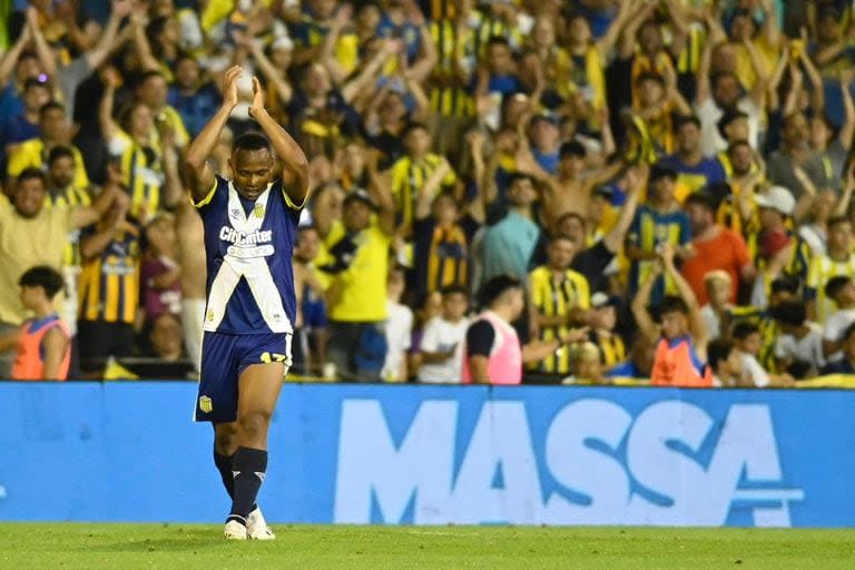 Con juego y goles, Jaminton Campaz conquistó a los hinchas de Rosario Central y confirmó las razones del insistente pedido de Miguel Ángel Russo para que se sume al plantel. El colombiano jugó 42 partidos, anotó 10 goles y colocó nueve asistencias 