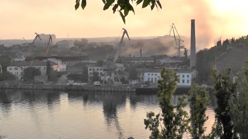 Rauch über einer Werft in Sewastopol nach einem ukrainischen Raketenangriff. (Bild: Reuters)