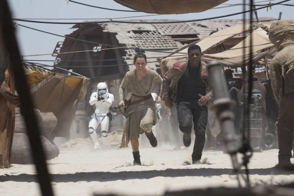 En cuanto a Finn (John Boyega) y Rey (Daisy Ridley), sin embargo, no conocemos sus respectivos apellidos, ni tampoco el origen de sus nombres. Y es que el director prefiere guardar el secreto por el momento. 