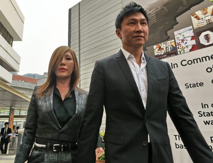 City Harvest Church founder Kong Hee (right) arriving at the district state court with his wife Ho Yeow Sun in October 2015. (Photo: AFP)