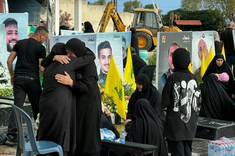 Des proches se recueillent sur les tombes de combattants du Hezbolla lors de l'Aïd al-Adha, dans la ville de Naqoura, dans le sud du Liban, le 17 juin 2024 (Mahmoud ZAYYAT)