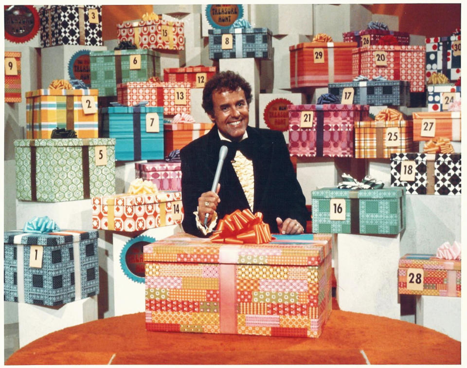 This circa 1976 photo from Chuck Barris Productions shows Geoff Edwards on the television show, "The New Treasure Hunt." The agent for Edwards says the veteran TV game show host has died. Agent Fred Westbrook said Edwards, 83, died Wednesday afternoon, March 5, 2014, at St. John’s Health Center in Santa Monica. (AP Photo/Chuck Barris Productions)