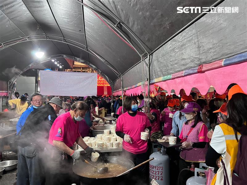 白沙屯媽祖超夯結緣美食麻油雞。（圖／ 記者鄭尹翔攝影）